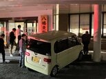 警察署に車が突っ込む　運転していた高齢とみられる男性搬送　警察は男性の回復を待って話を聞く方針|TBS NEWS DIG