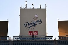 「ユニクロフィールド･アット･ドジャースタジアム」に、契約締結| TBS CROSS DIG with Bloomberg