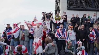 イギリス・ロンドン中心部で「反移民・反ムスリム」の大規模集会 極右活動家が呼びかけ11万人以上参加 銃撃で死亡したアメリカの保守系活動家カーク氏の写真も| TBS CROSS DIG with Bloomberg