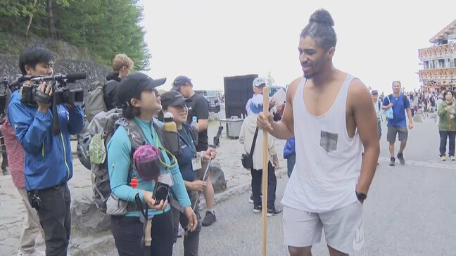 タンクトップ姿やキャリーケース引く外国人をゲート前で説得　登山規制2年目の富士山　今年は5合目での軽装登山者の対策を強化　山梨|TBS NEWS DIG