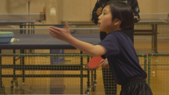 「カットサーブめっちゃ速っ！」卓球Tリーグ・金沢ポートの選手が小中学生に卓球指導　|　石川県のニュース｜MRO北陸放送
