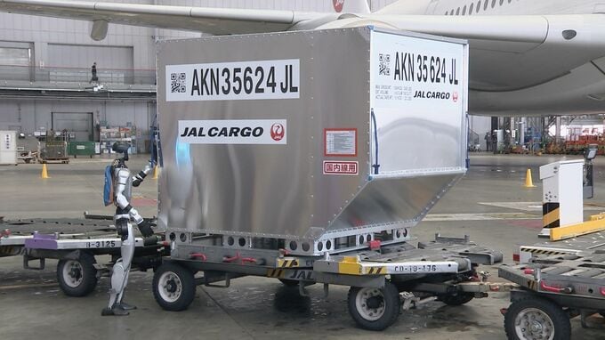 “人型ロボットがコンテナ運ぶ” グランドハンドリングの人手不足解消へ2028年まで実証実験　日本航空とGMOがタッグ　荷物積み込みや機内清掃などの業務も|TBS NEWS DIG