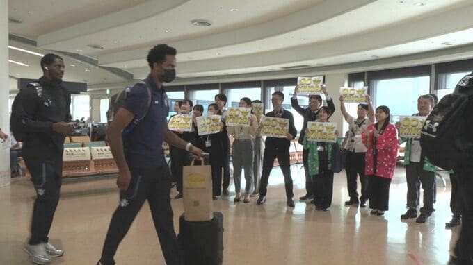 琉球ゴールデンキングス  天皇杯連覇へ出発！ 「沖縄へ杯を持って帰る」　|　沖縄のニュース｜RBC 琉球放送