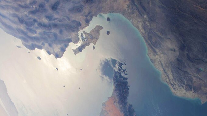 ホルムズ海峡、イラン関係船少なくとも2隻が通過－米国は拿捕を警告
