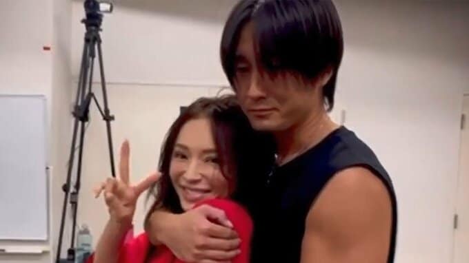 【 浜崎あゆみ 】 「息が合わずお互い笑い堪えてた」　リハーサル時の「NGシーン」を公開　「お互い笑い堪えてたけど間がもたずピースして誤魔化してるバージョン」|TBS NEWS DIG