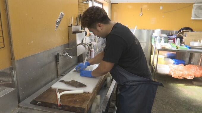 地区唯一のスーパーが閉店…地域の買い物環境を守るために立ち上がったのは「二十歳の鮮魚店社長」　週2回、地区のために販売に出向く若者の思いとは？|TBS NEWS DIG