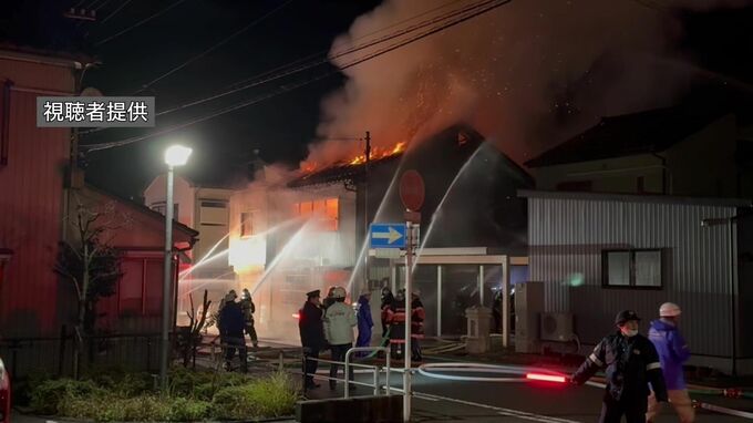 【速報】「住宅の1階に火のようなものが見える」魚津市のまちなかで住宅火災　消防が活動中　富山・魚津市　|　富山のニュース｜天気・防災｜チューリップテレビ