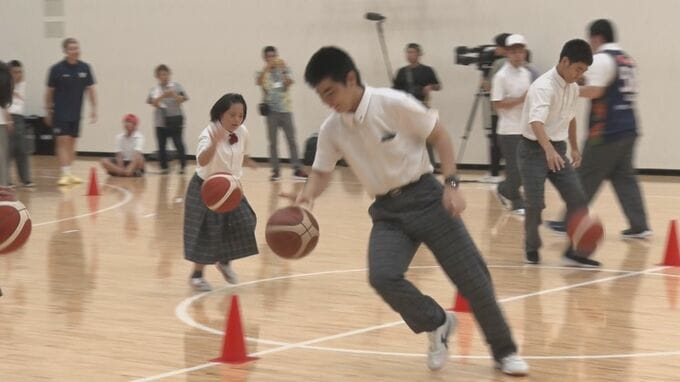 特別支援校の生徒がキングス選手らとバスケで交流|TBS NEWS DIG