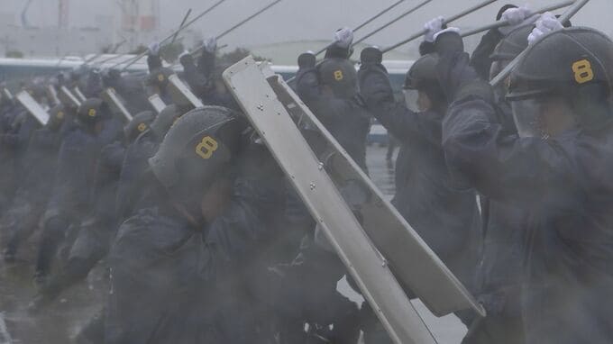 「機動隊員としての誇りと使命感を持ち続けてほしい」警視庁機動隊 約370人の新隊員訓練|TBS NEWS DIG