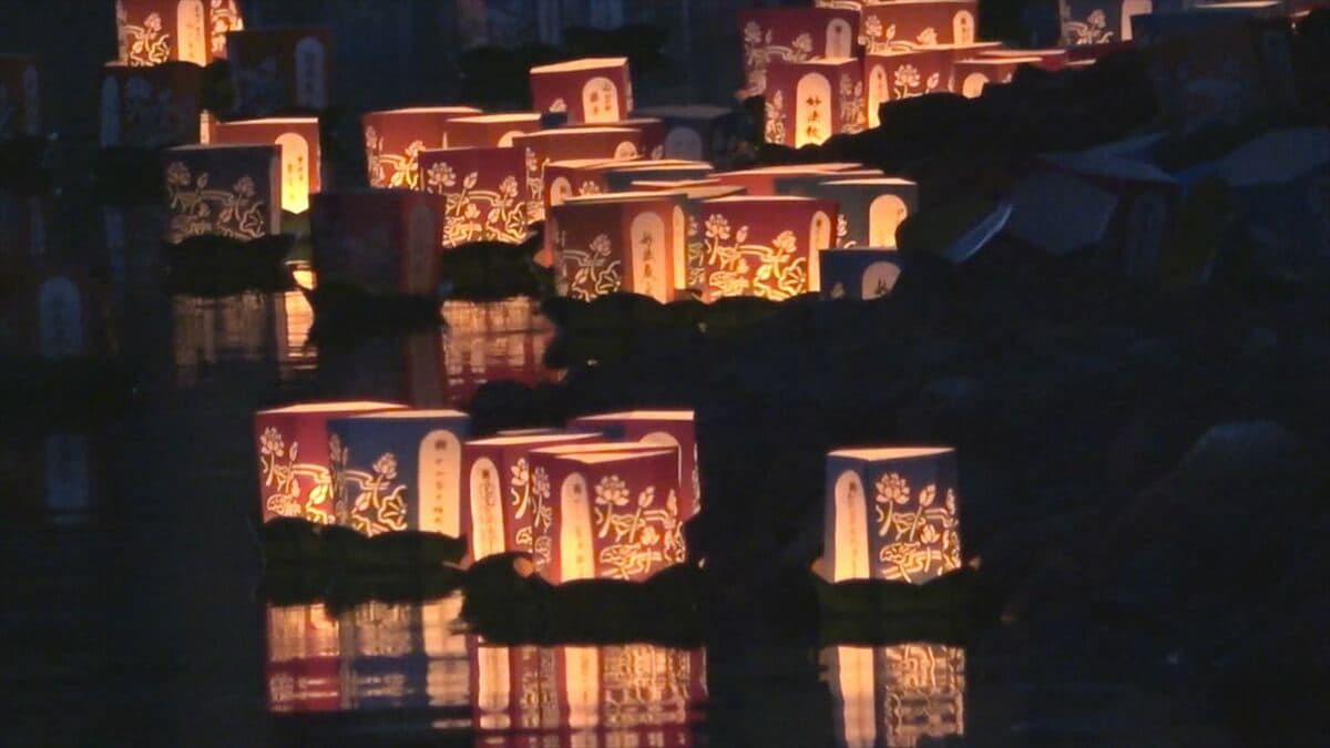 幻想的な雰囲気に　公園の塀でおよそ1500基の灯ろう流し　山梨・舞鶴城公園