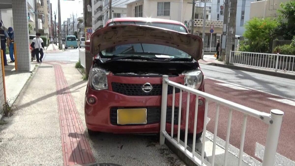 小学校前の交差点で車2台が衝突　1台が歩道に突っ込む　横転車両の2人が軽傷
