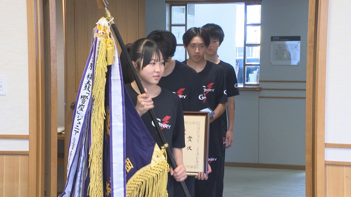 小学生から高校生の和太鼓チーム　2年ぶり5回目の日本一を知事に報告　大分