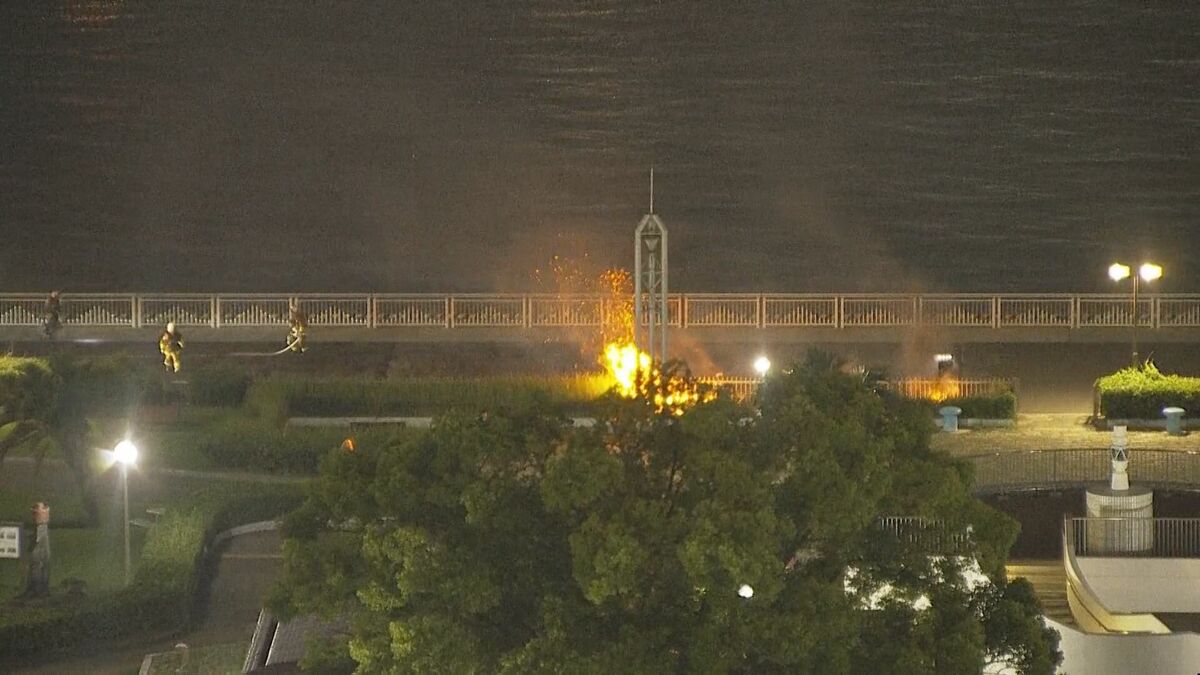 直前にあがった花火との関連は？　名古屋港ガーデンふ頭で植え込み焼ける火事