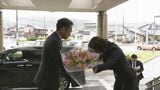 「雨を喜んで風を楽しむ。困難を成長の機会に」石川・津幡町 吉田新町長が初登庁 地元出身の横綱・大の里からお祝いのコチョウラン届く　|　石川県のニュース｜MRO北陸放送
