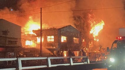住宅や工場など8棟焼ける火事 1人死亡 一人暮らしの64歳男性と連絡と