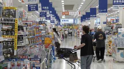 値上げラッシュになぜ「値下げ」？ 投げ込み陳列でコスト削減 500品目