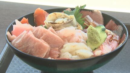 海鮮丼 行列行列行列…「道の駅琴の浦」一番人気海鮮丼「極海丼」1時間待ち