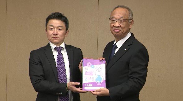 日ごろの勉強に役立てて…長野・伊那市の企業が市内小学校に学習用ノートを寄贈…1万1000冊が市内の15小学校の児童に「日々必要なノートはありがたい」　|　SBC NEWS | 長野のニュース | SBC信越放送