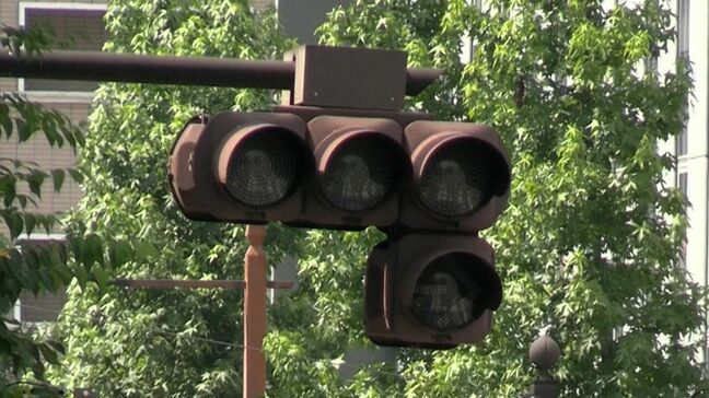 城下交差点周辺で信号機止まる 警察官が手信号で車や歩行者を誘導 復旧作業中(午前11時30分現在)【岡山】 |TBS NEWS DIG