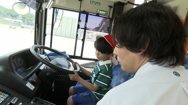 バスを身近に感じて 小学校で乗り方などを学ぶ ”バス教室”「初めて乗れてよかった」 【岡山】|TBS NEWS DIG