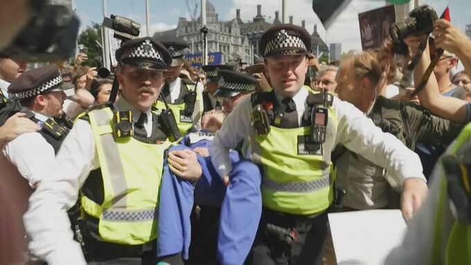 ロンドンで親パレスチナ団体の活動禁止の政府決定への抗議デモ 466人逮捕、一部は団体を支持する活動に参加しないこと条件に釈放|TBS NEWS DIG