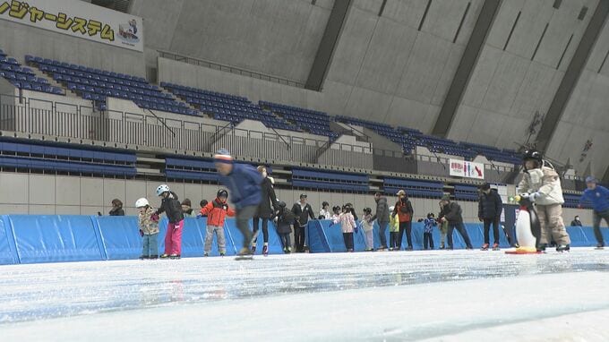 転んでも笑顔！長野県長野市のスケートリンク無料開放　家族連れなどが滑りを楽しむ　|　SBC NEWS | 長野のニュース | SBC信越放送