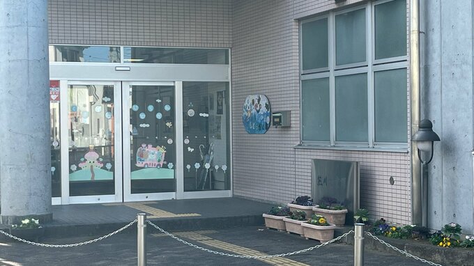 東京・福生市の児童館に米軍のパラシュート落下していた　米軍は夜間に無断で回収か　児童館の職員が屋上で部品見つけて発覚　市は「強く抗議していく」|TBS NEWS DIG