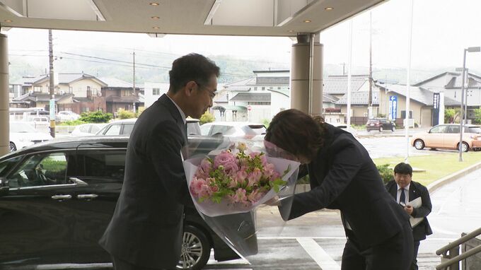 「雨を喜んで風を楽しむ。困難を成長の機会に」石川・津幡町 吉田新町長が初登庁 地元出身の横綱・大の里からお祝いのコチョウラン届く|TBS NEWS DIG
