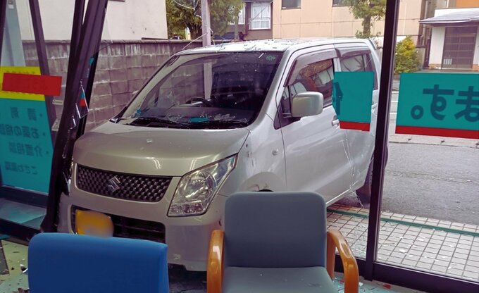 「破片が店の奥まで飛んできた」ガッシャーンとガラスが割れる音…70代男性の車 薬局に突っ込む　ペダル踏み間違えたか　富山・朝日町　|　富山のニュース｜天気・防災｜チューリップテレビ
