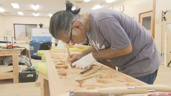 首里城正殿に光を取り入れる 「向拝透欄間（こうはいすかしらんま）」 制作の様子を公開|TBS NEWS DIG