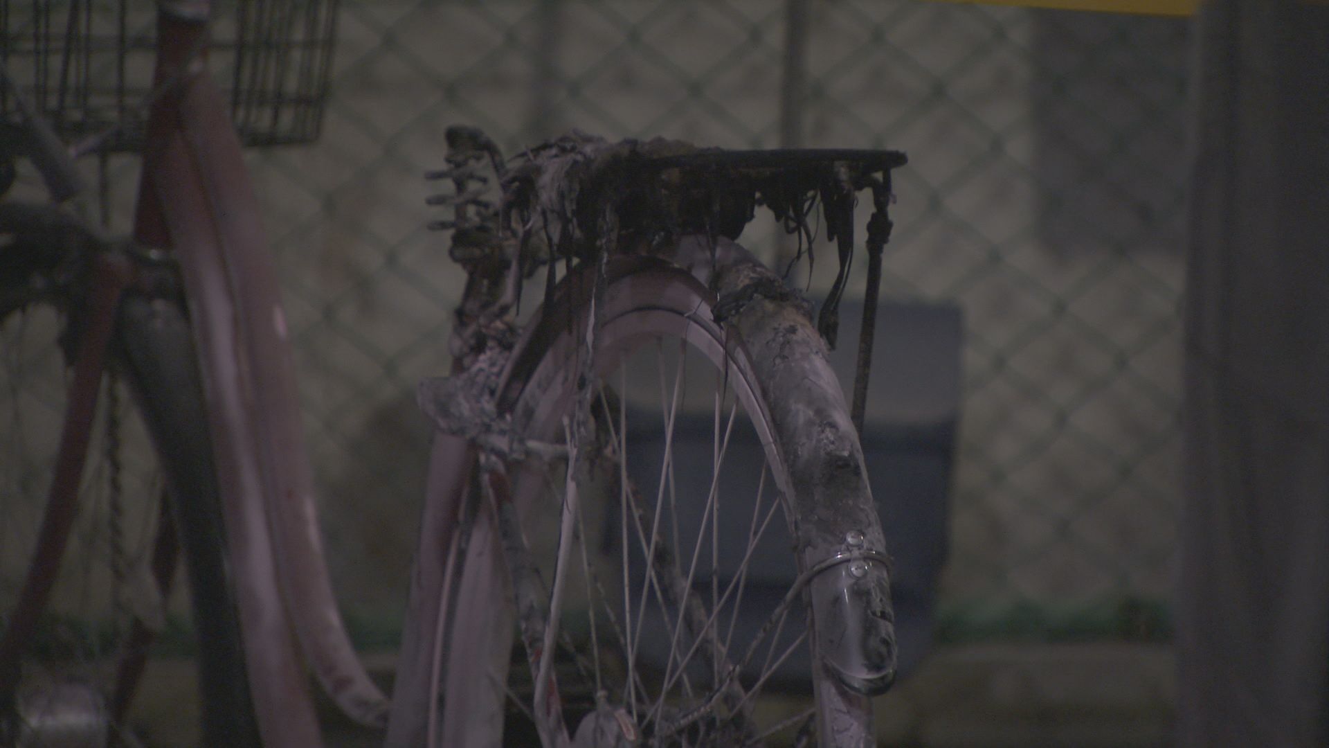 ｢バーンという音｣と通報が相次ぐ　マンションの駐車場で自転車1台が燃える火事　6日前に発生の不審火との関連を捜査　名古屋・東区