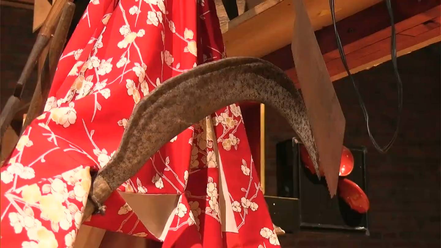 黒電話や草刈り鎌など「古道具」がアート作品に 高山夏希さんの作品展