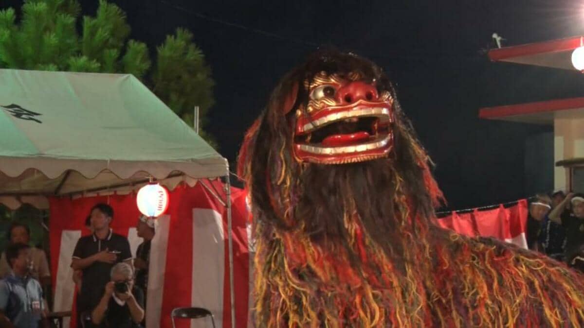 金色の眉と銀色の目でギョロリ 180年の歴史ある獅子の道ジュネ― | 沖縄