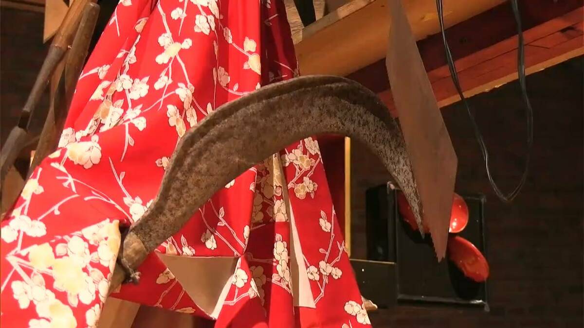 黒電話や草刈り鎌など「古道具」がアート作品に 高山夏希さんの作品展