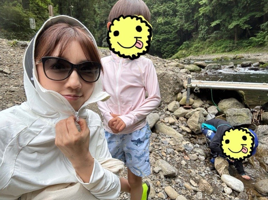 小倉優子 】 子どもたちと秋川渓谷でニジマス釣りを満喫 リアルな