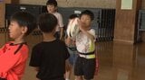 プロのラグビー選手に手ほどきを受け、子どもたちが懸命にパス回し 雫石町の子ども食堂で訪問ラグビー教室|TBS NEWS DIG