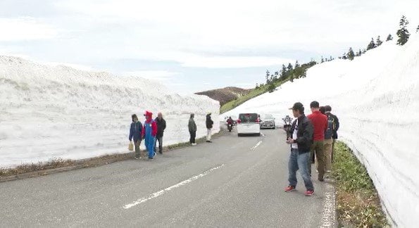 「日本一標高が高い国道」最高地点の標高は2100メートル余り！「志賀草津高原ルート」開通…道路の両脇に雪の壁が続く「雪の回廊」の高さは約４メートル！|TBS NEWS DIG