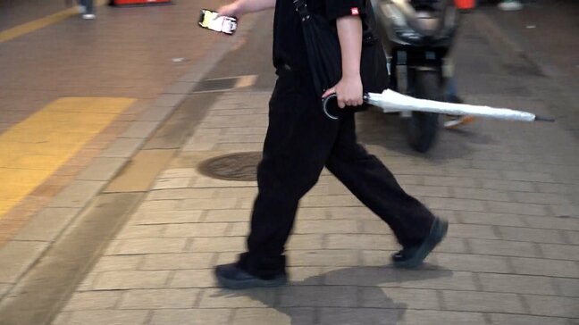 「目に入りそうになった」”横向き”は危険！傘の持ち方に注意　4割が「危険性感じたことある」失明や骨折のおそれも　　|TBS NEWS DIG