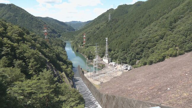 ゲートを開くと大量の水が「うろこ」の模様を描き流れ落ちる…岩屋ダムの点検放流　夏休みの子どもらにダムの役割をＰＲ　岐阜・下呂市|TBS NEWS DIG