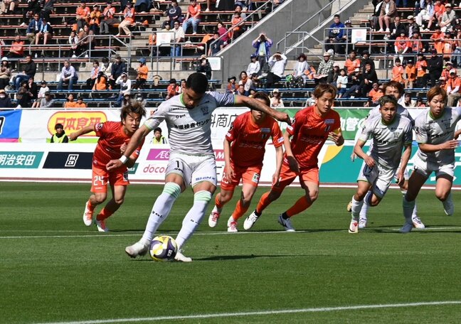 藤枝MYFC 怒とうの4ゴールで連敗を4でストップ 愛媛に4-2【J2リーグ第12節結果】|TBS NEWS DIG