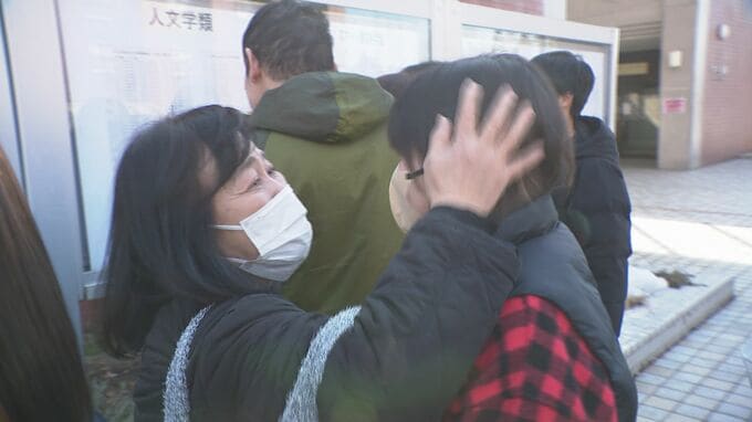 喜びの春到来！金沢大学一般入試で合格発表　|　石川県のニュース｜MRO北陸放送