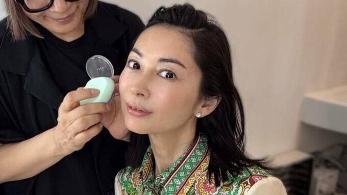 【 伊東美咲 】48歳の近影投稿　メイク中の画像に反響続々「久しぶりに見ました」「変わらずお綺麗ですね」|TBS NEWS DIG