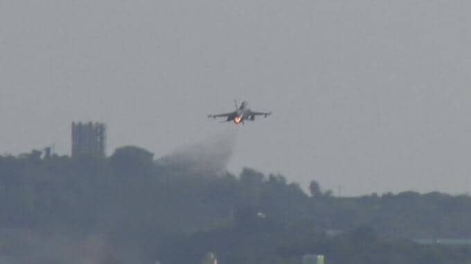 日本駐留の米空軍が沖縄で訓練　普天間基地で「外来機」F-16が爆音を轟かせ離陸|TBS NEWS DIG