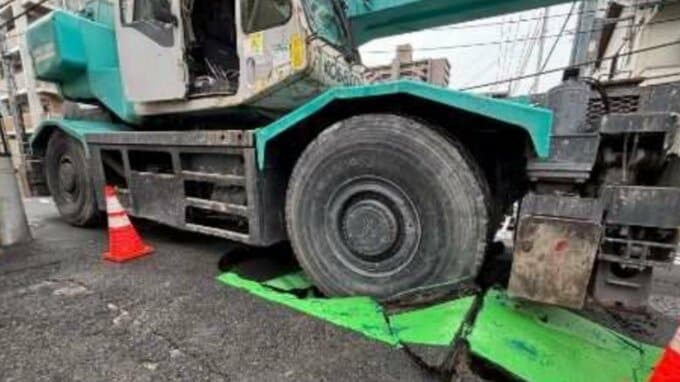 橋梁に穴...50トンの大型クレーン車の重さに耐えられず破損…現場付近で通行止め　解除時期は未定（岡山市中心部）|TBS NEWS DIG