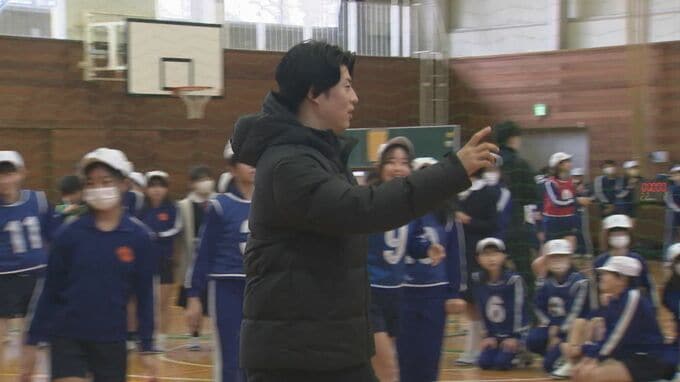 未来のプレーヤーに　島根県内全小学校にスサノオマジックがバスケボールプレゼント　|　BSSニュース | BSS山陰放送