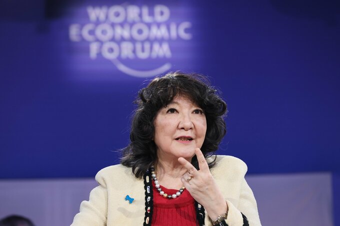 片山財務相､国債市場の｢狼狽ショック収まった｣-ダボスで消費減税説明