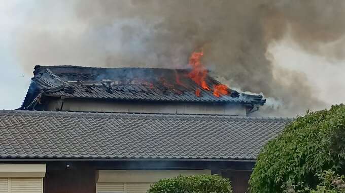 【速報】大分市の住宅で火災　消防車8台が出動し現在消火中　　|　大分のニュース｜OBS NEWS｜大分放送