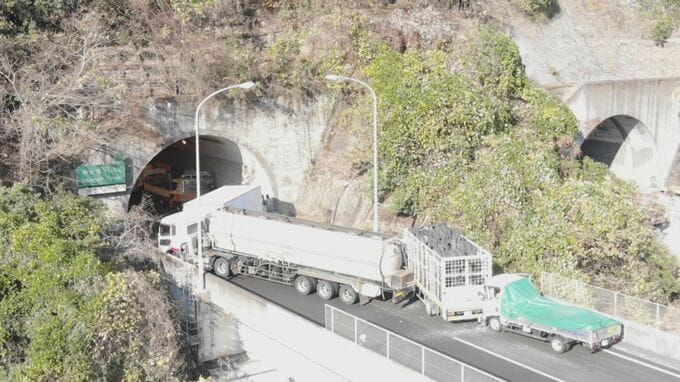 トンネルを塞ぐトラックの写真