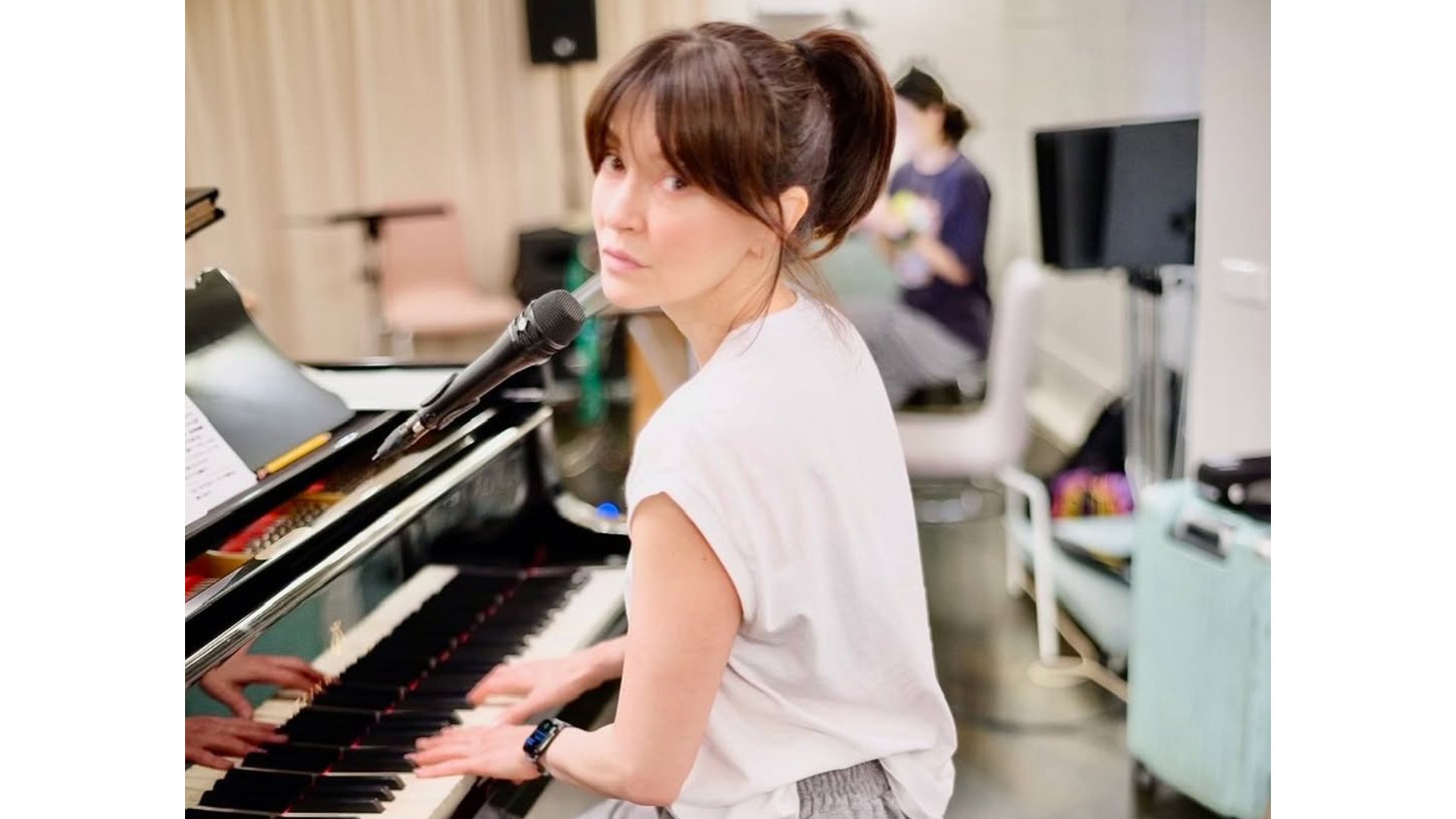 アンジェラ・アキ 】 トレードマークの眼鏡外し 「11年ぶりに激しく