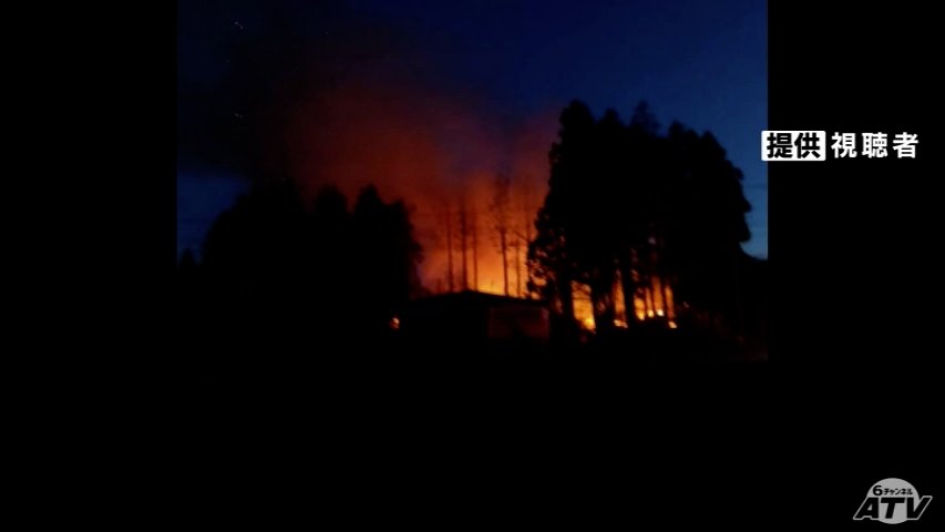 火事で2棟全焼 住宅の焼け跡から男性の遺体 火事のあと住人と連絡取れ